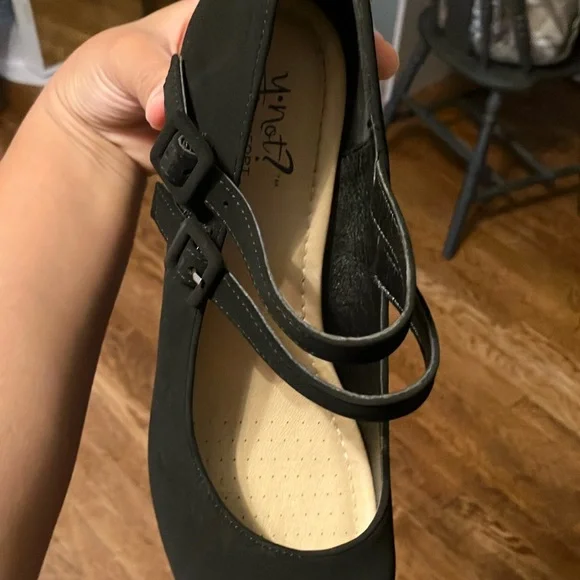 Elegant Black Wedge Heels - Picture 2 of 2